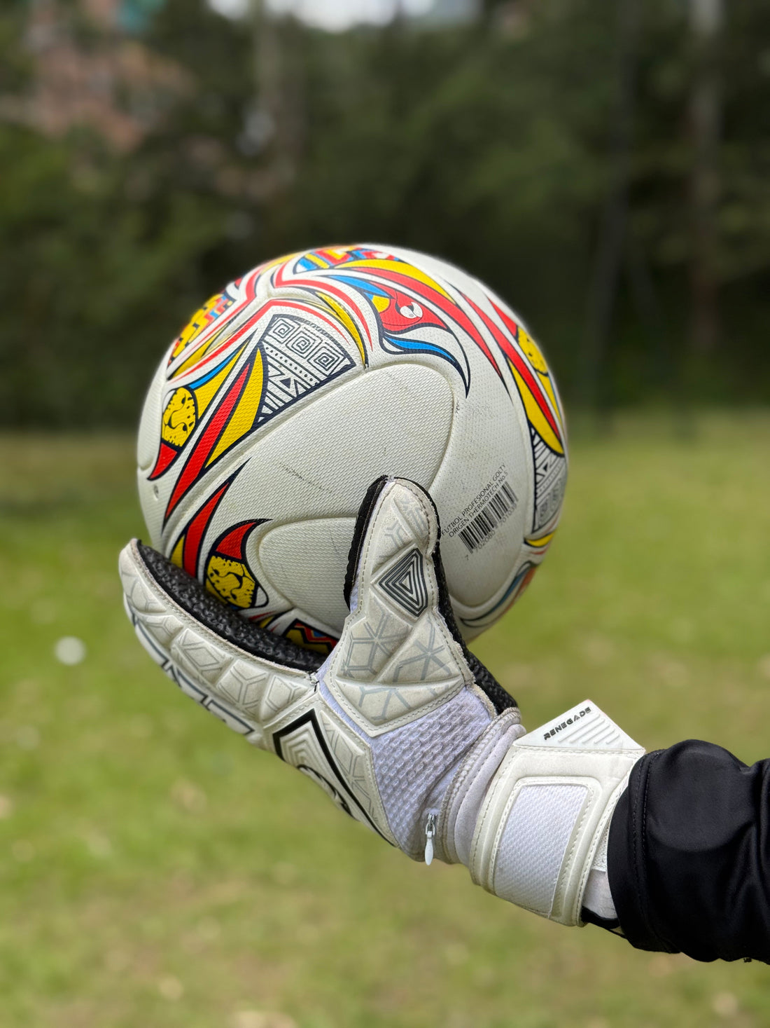 ¿Cómo elegir el guante adecuado para cancha sintética o césped natural?