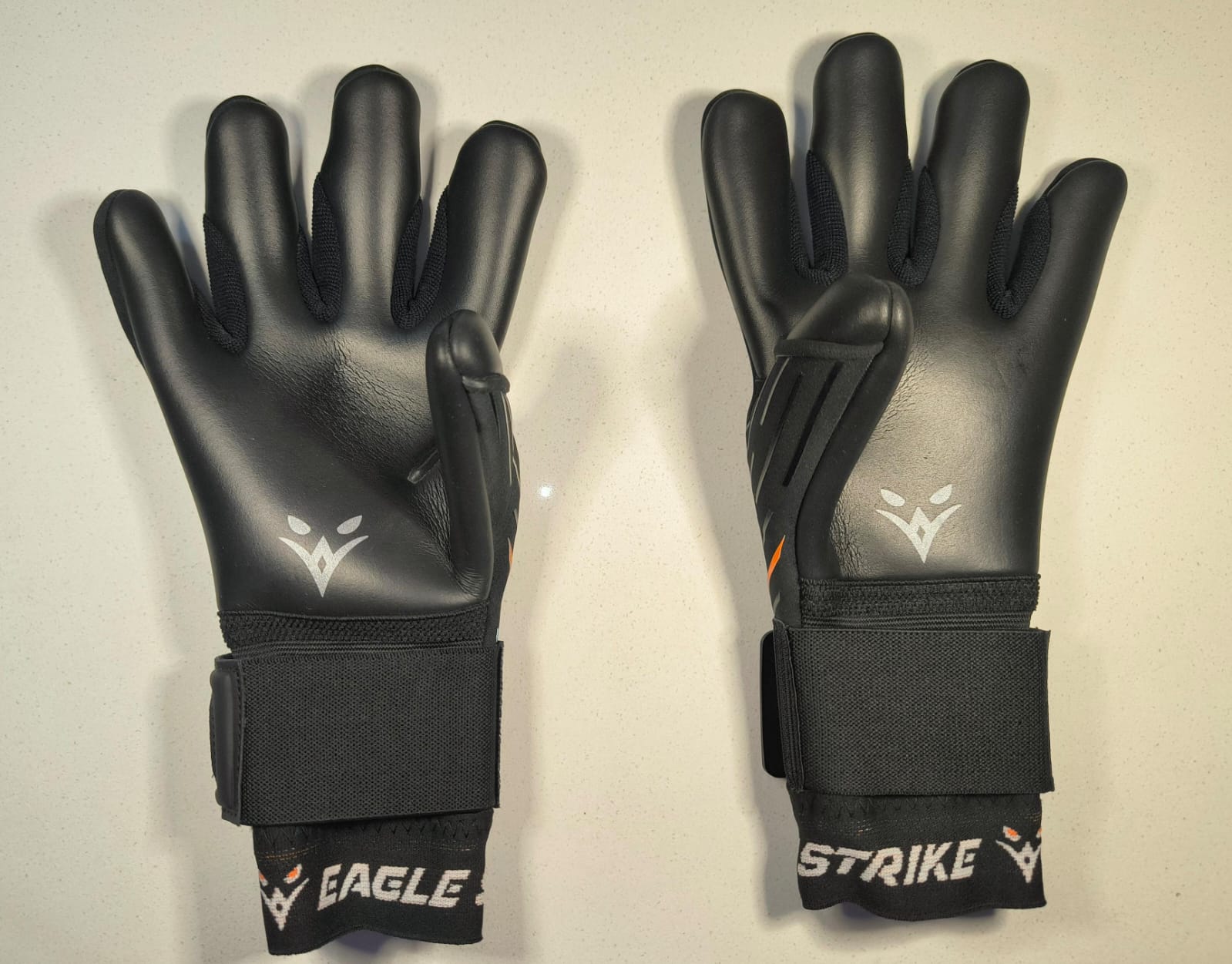 EAGLE STRIKE Guantes de Portero – Negro y Blanco | Protección de Muñeca, Agarre Profesional y Comodidad para Adultos y Jóvenes