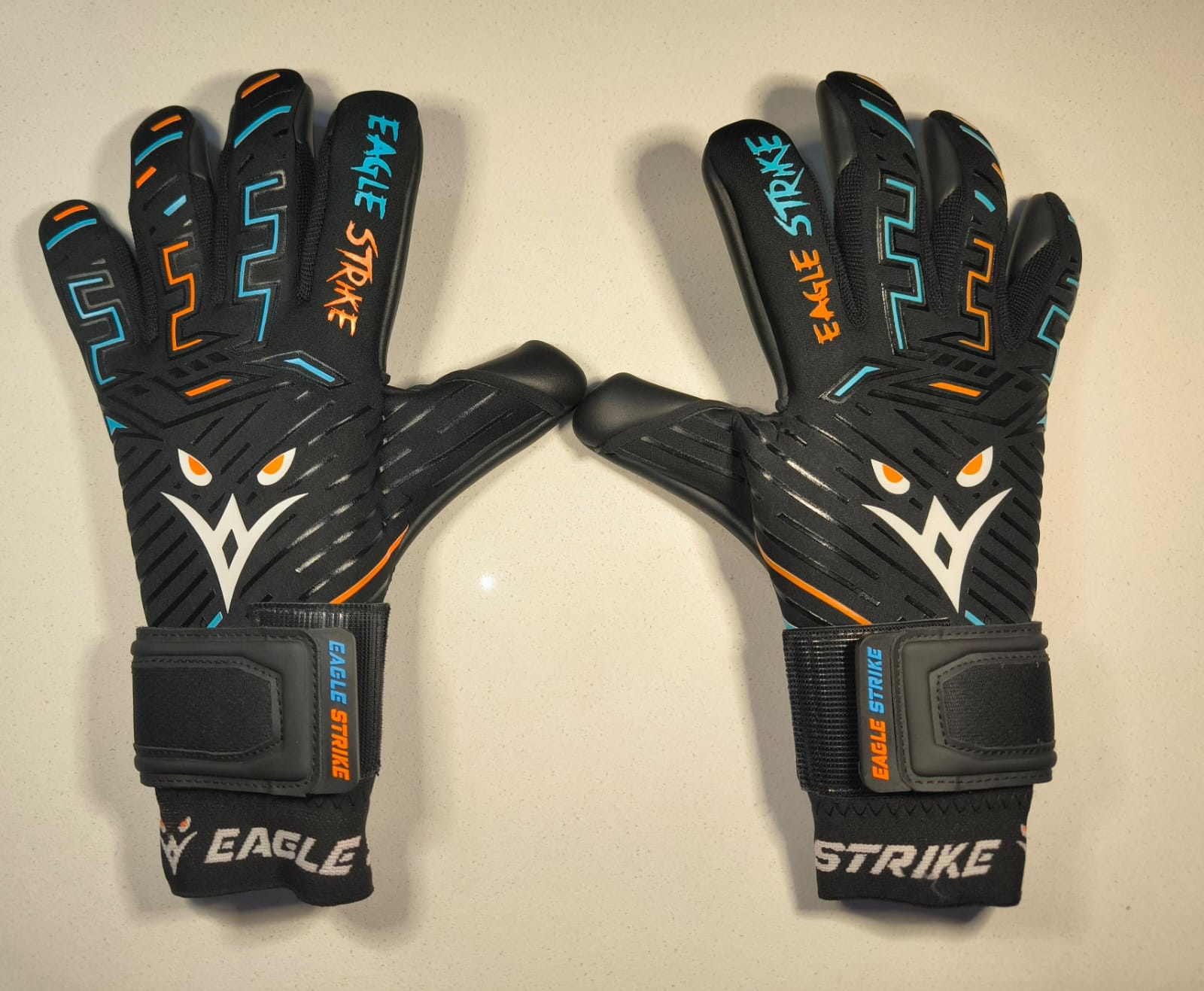 EAGLE STRIKE Guantes de Portero – Negro y Blanco | Protección de Muñeca, Agarre Profesional y Comodidad para Adultos y Jóvenes