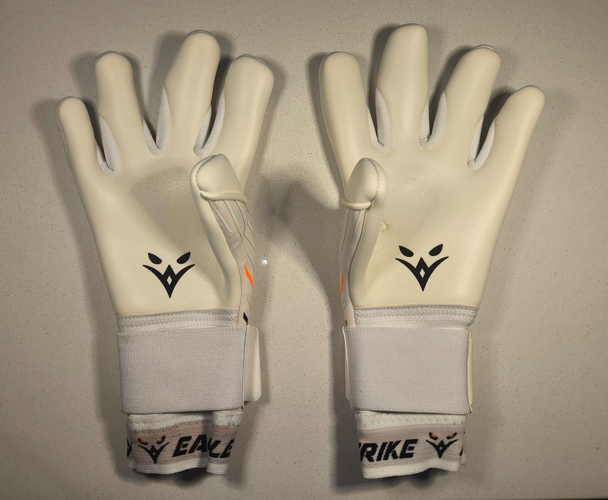 EAGLE STRIKE Guantes de Portero – Negro y Blanco | Protección de Muñeca, Agarre Profesional y Comodidad para Adultos y Jóvenes