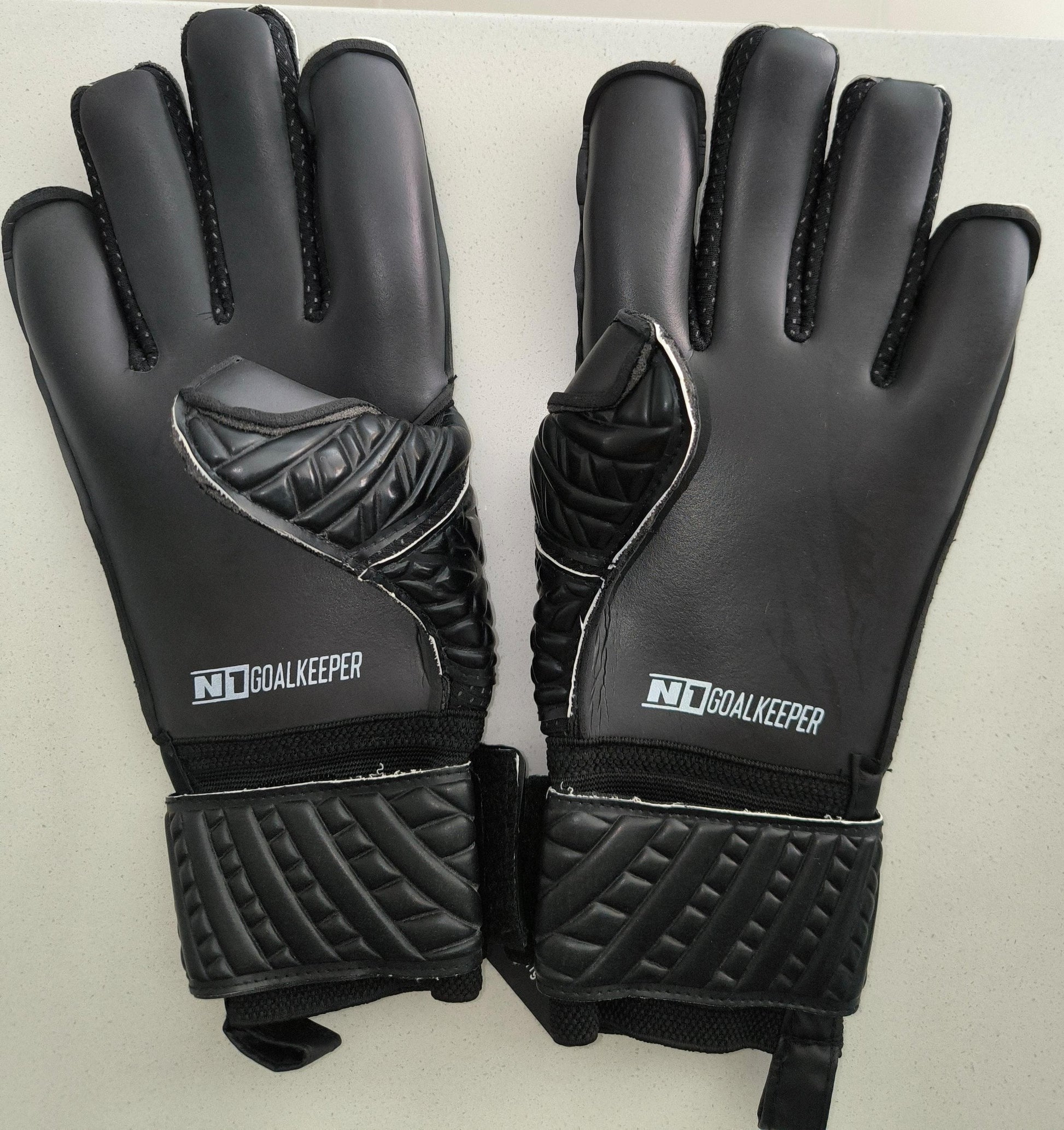 N1 Goalkeeper Cronos SSG Pro – Guantes de Portero Negros con Corte Híbrido Roll-Negativo y Látex Alemán para Adultos