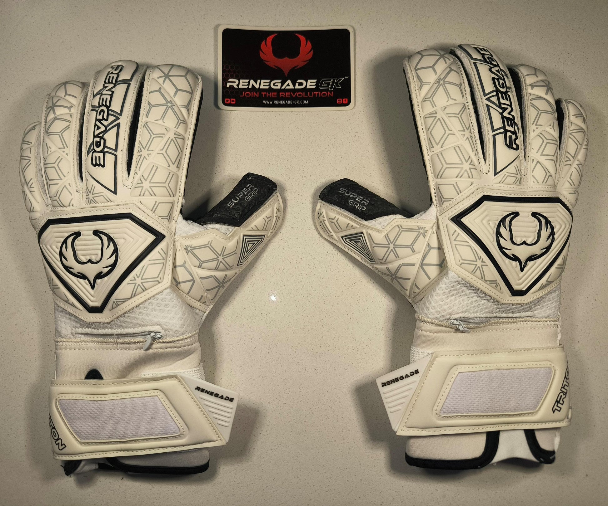 Renegade GK Triton – Guantes de Portero Profesionales Blancos | Fingersave Pro-Tek, Super Grip 3.5+3MM y Protección Antimicrobiana