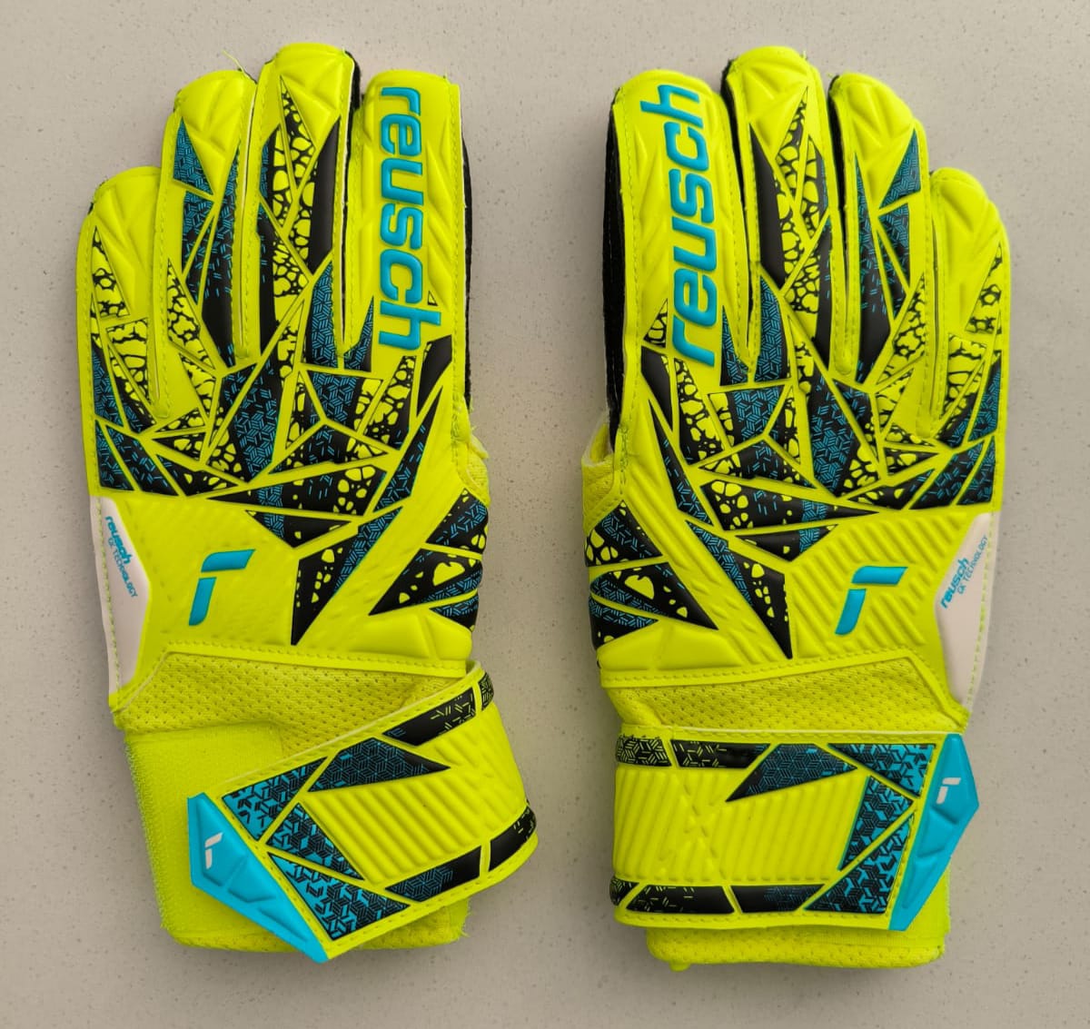Reusch Attrakt – Guantes de Portero Juvenil, Transpirables y Duraderos, Para Césped Artificial y Superficies Duras, Niños y Jóvenes, Color Amarillo de Seguridad/Azul Futuro