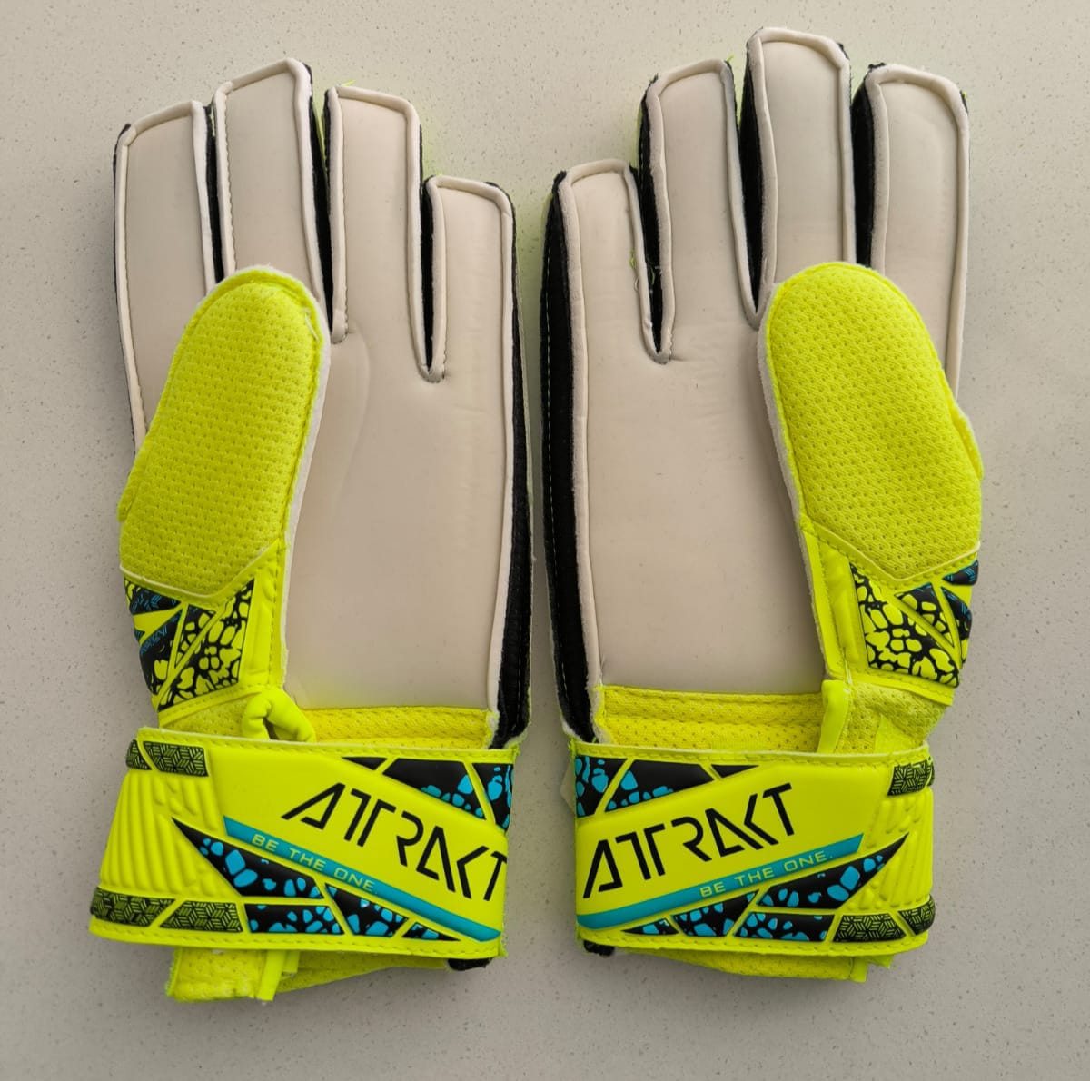 Reusch Attrakt – Guantes de Portero Juvenil, Transpirables y Duraderos, Para Césped Artificial y Superficies Duras, Niños y Jóvenes, Color Amarillo de Seguridad/Azul Futuro