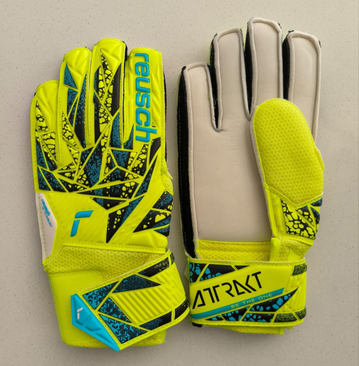 Reusch Attrakt – Guantes de Portero Juvenil, Transpirables y Duraderos, Para Césped Artificial y Superficies Duras, Niños y Jóvenes, Color Amarillo de Seguridad/Azul Futuro