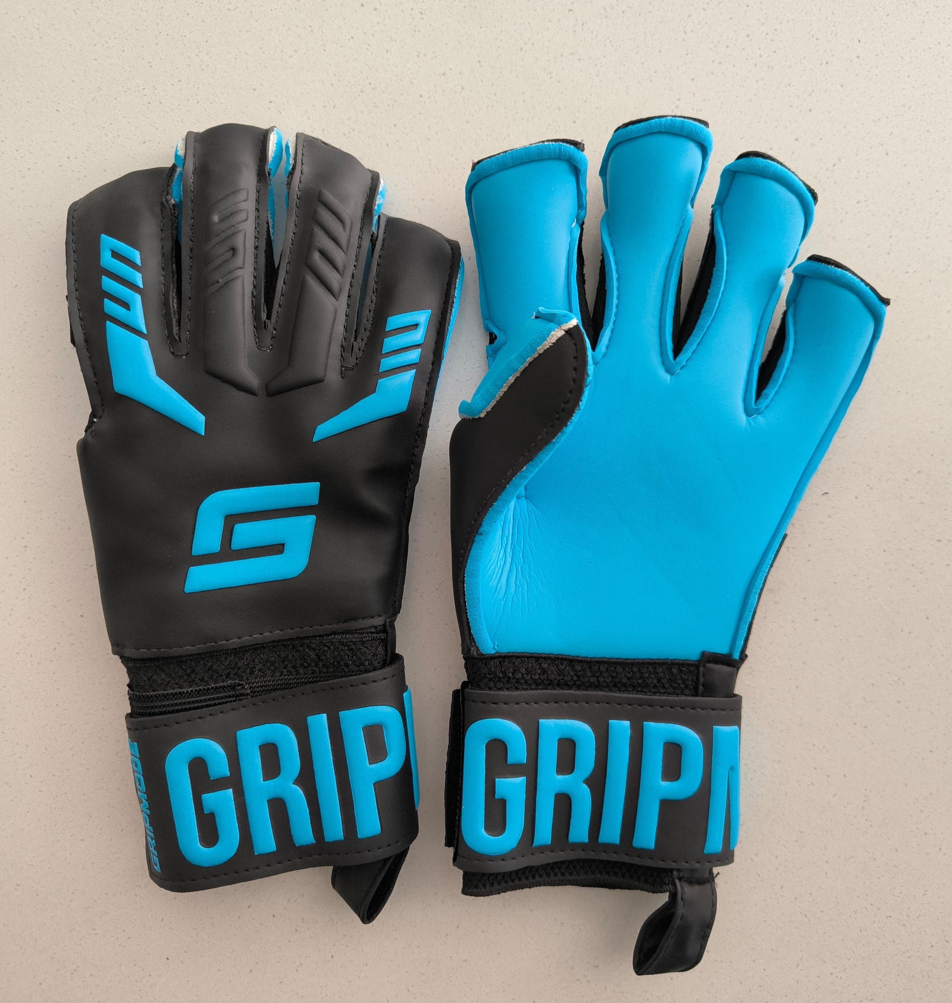 GRIPMODE Guantes de Portero para Niños – Aqua Azul | Protección con Fingersave, Agarre Profesional y Látex de Alto Rendimiento