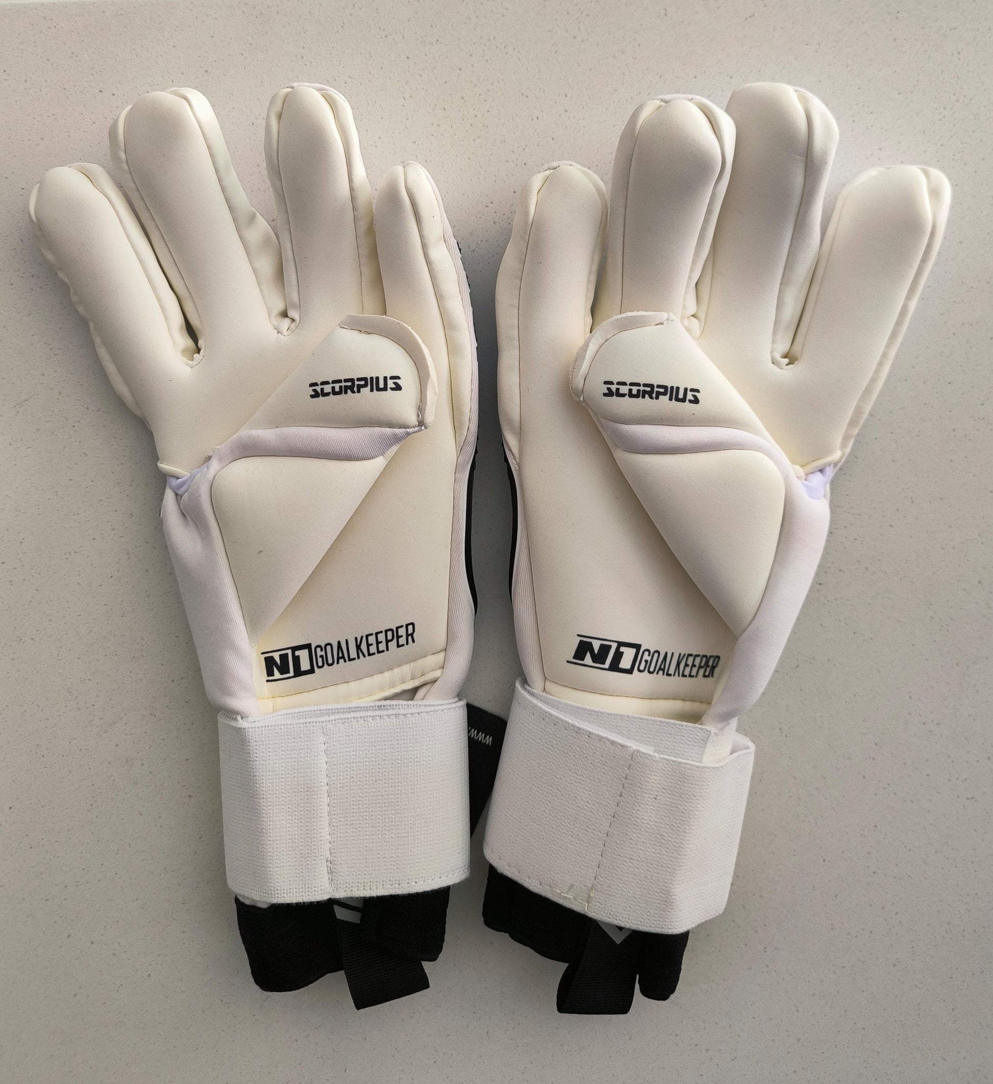 N1 Goalkeeper Scorpius SSG Pro – Guantes de Portero Profesionales Rosa | Corte Negativo y Látex Alemán Antideslizante para Máximo Rendimiento