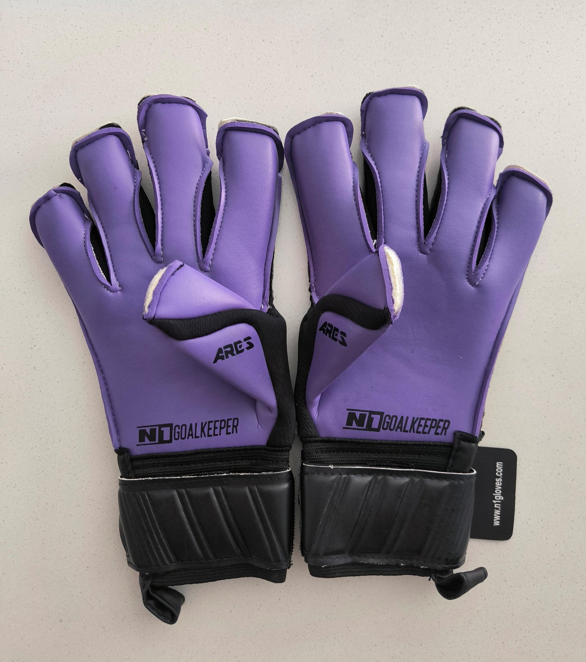 N1 Goalkeeper Gloves Ares Kids – Guantes de Portero para Niños con Corte Ergoroll, Palma de Látex Alemán, Color Negro/Morado, Ajuste Estándar