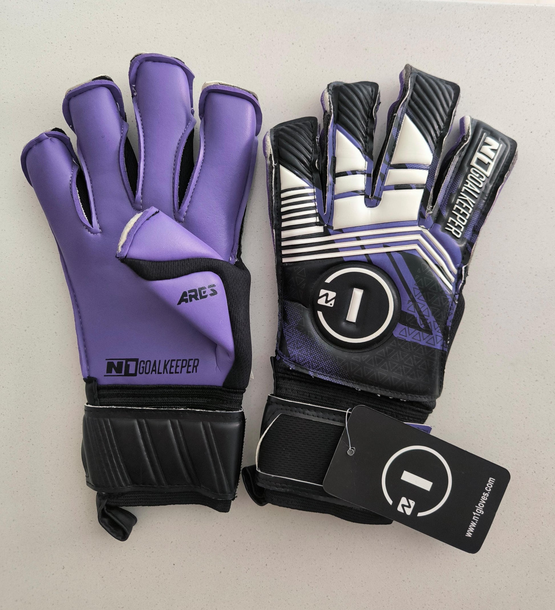 N1 Goalkeeper Gloves Ares Kids – Guantes de Portero para Niños con Corte Ergoroll, Palma de Látex Alemán, Color Negro/Morado, Ajuste Estándar
