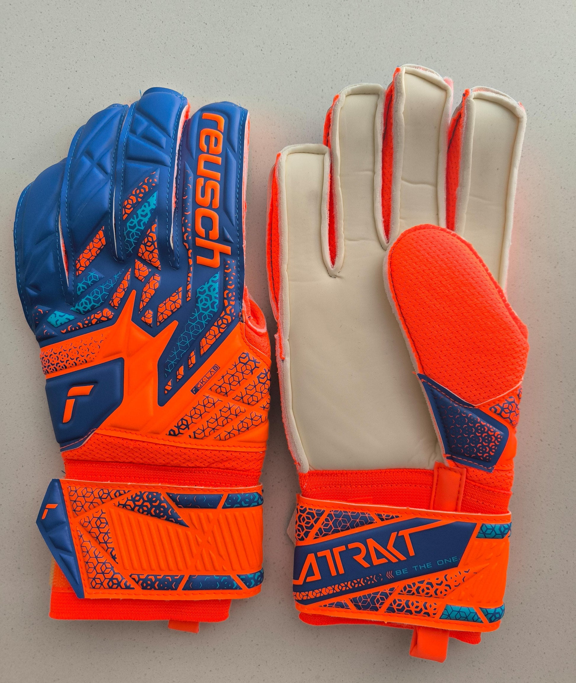 Reusch Attrakt – Guantes de Portero Juvenil, Transpirables y Duraderos, Para Césped Artificial y Superficies Duras, Niños y Jóvenes, Color Amarillo de Seguridad/Azul Futuro