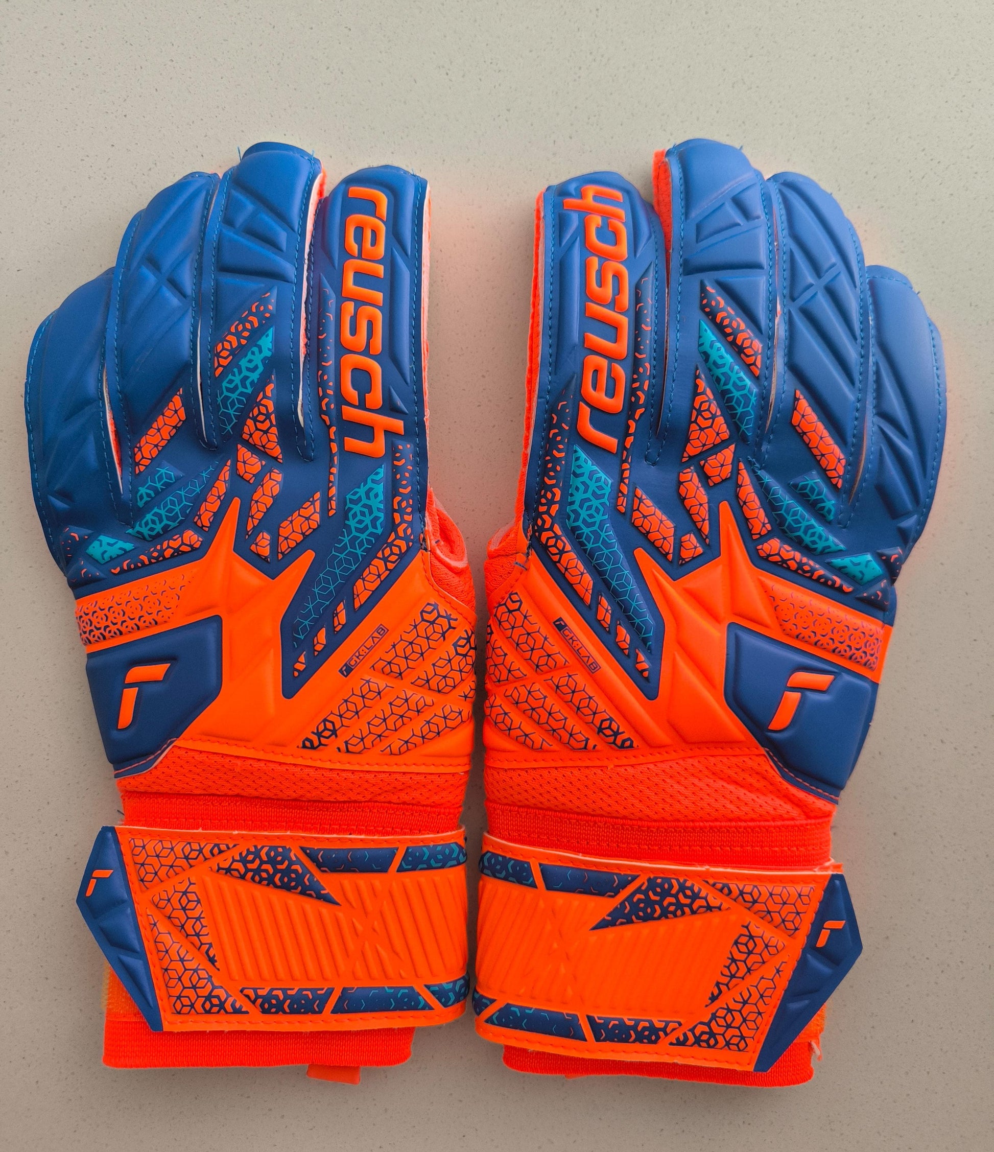 Reusch Attrakt – Guantes de Portero Juvenil, Transpirables y Duraderos, Para Césped Artificial y Superficies Duras, Niños y Jóvenes, Color Amarillo de Seguridad/Azul Futuro