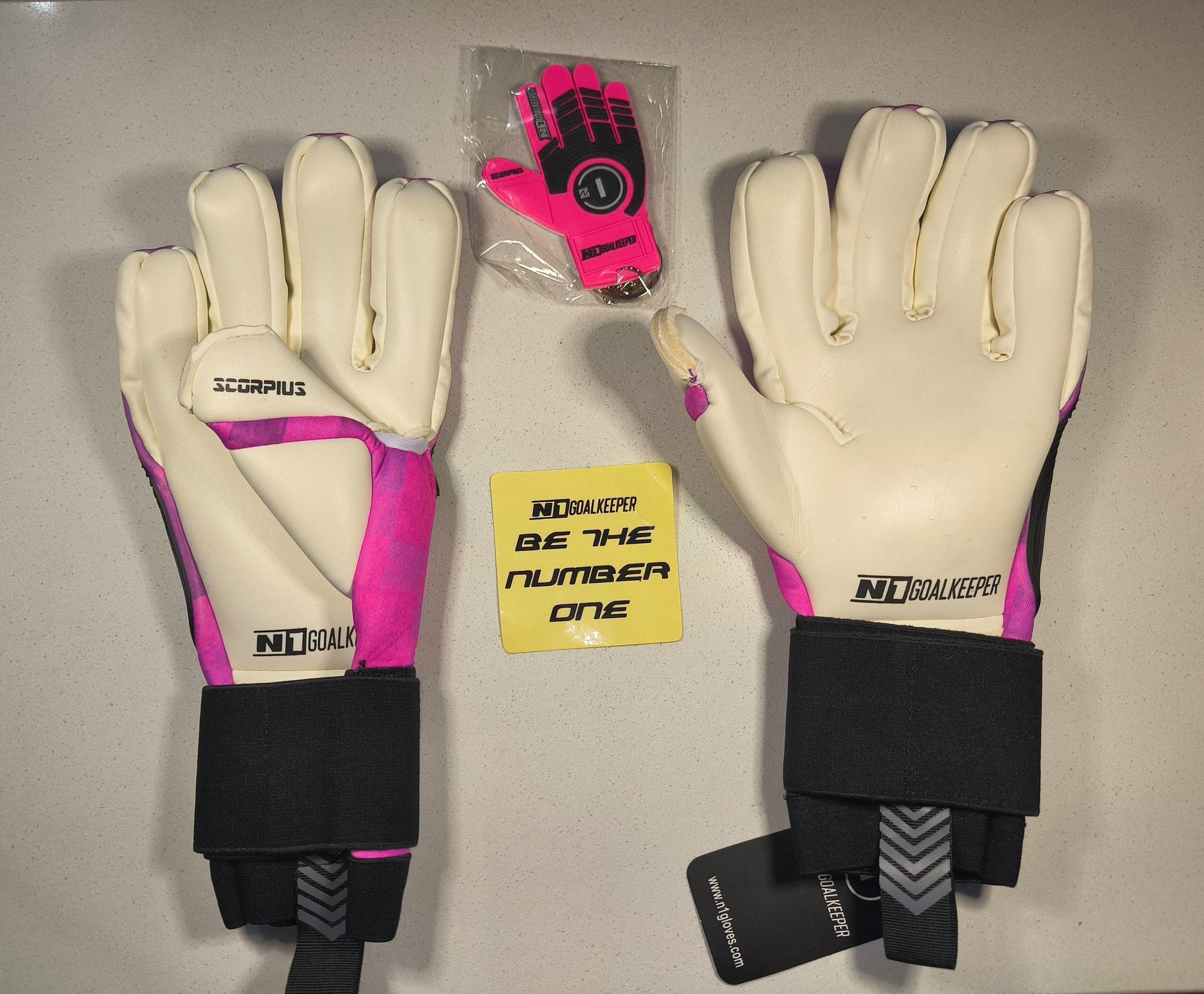 N1 Goalkeeper Scorpius SSG Pro – Guantes de Portero Profesionales Rosa | Corte Negativo y Látex Alemán Antideslizante para Máximo Rendimiento