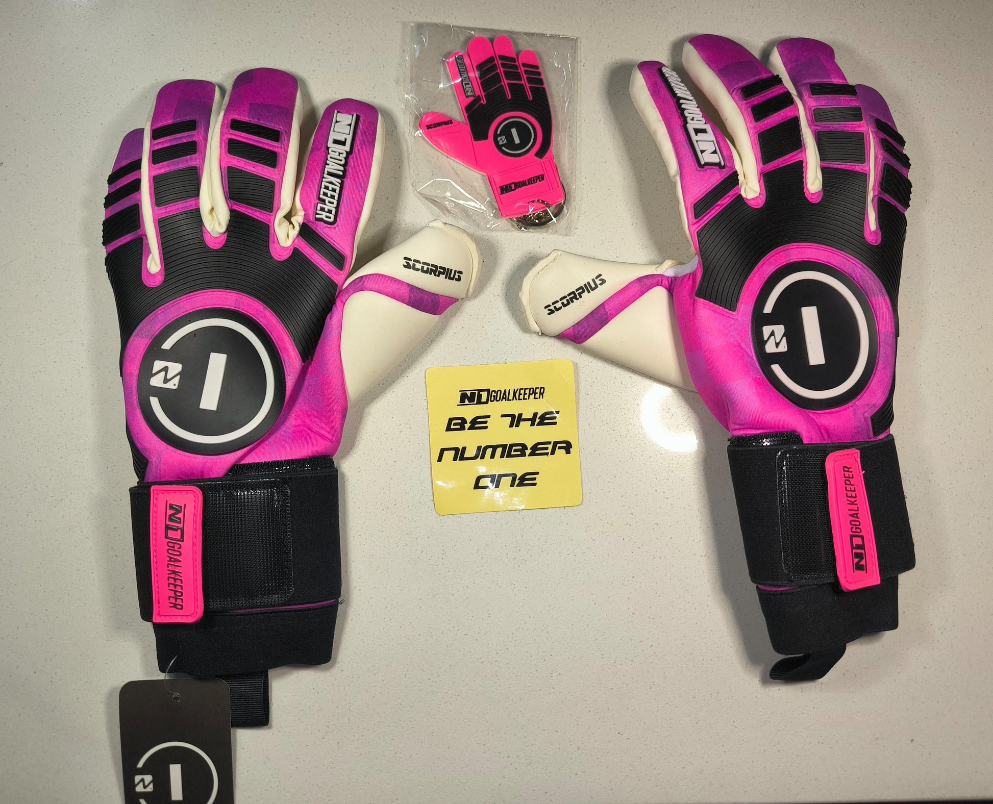 N1 Goalkeeper Scorpius SSG Pro – Guantes de Portero Profesionales Rosa | Corte Negativo y Látex Alemán Antideslizante para Máximo Rendimiento